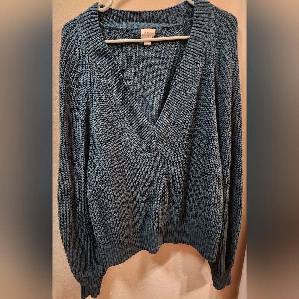 Women's V-Neck Pullover Sweater (runs large)